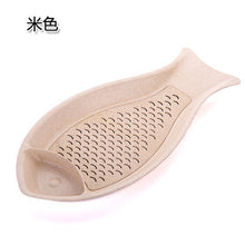 Load image into Gallery viewer, 1pcs Wheat Straw Fish Shaped Dumpling Plate Creative Dumpling Dishes With Vinegar Dish Sushi Plate Drain Pan
